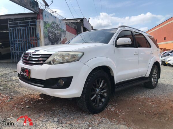 Toyota Fortuner sr5 gasolina 4x2 automática 2.7 modelo 2013