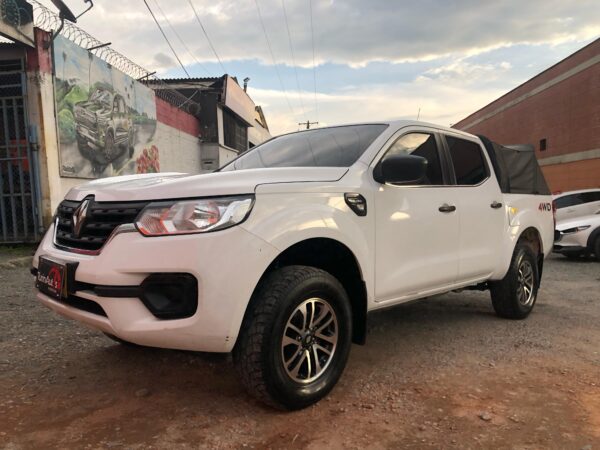 Renault Alaska doble cabina motor diésel 2500 caja mecánica 4x4 modelo 2022