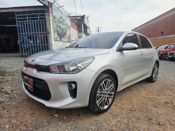 Kia rio vibrant mecánico 1400 hatchback modelo 2020